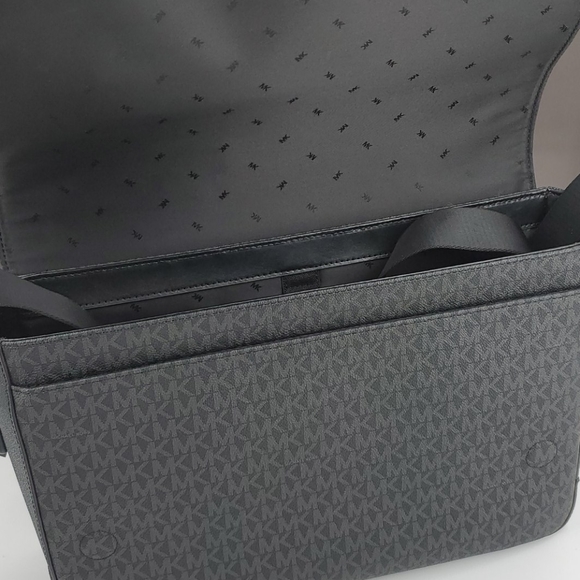 🆕️ Michael Kors Cooper Messenger Laptop Crossover - Picture 5 of 6